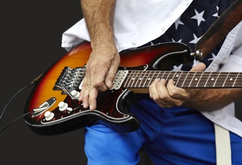 11 Easiest Electric Guitar Solos That Sound Good