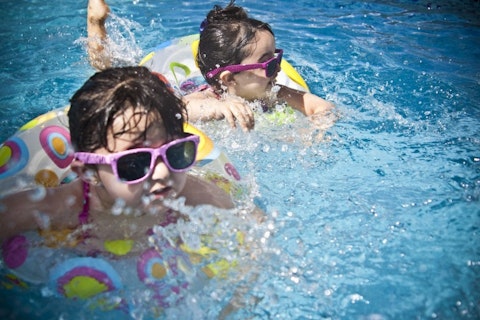 10 Beginner Swim Lessons For Toddlers and Kids in NYC