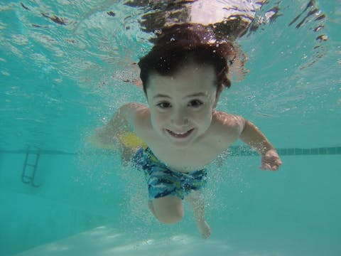 10 Beginner Swim Lessons For Toddlers and Kids in NYC