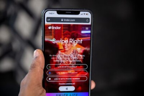 20 Tinder Bio Examples for Guys By AI Generators